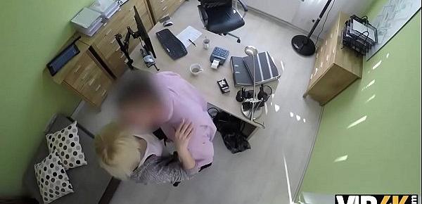  VIP4K. Blondes Fraulein hat Sex fur Bargeld mit hubschen Kredit-Agent